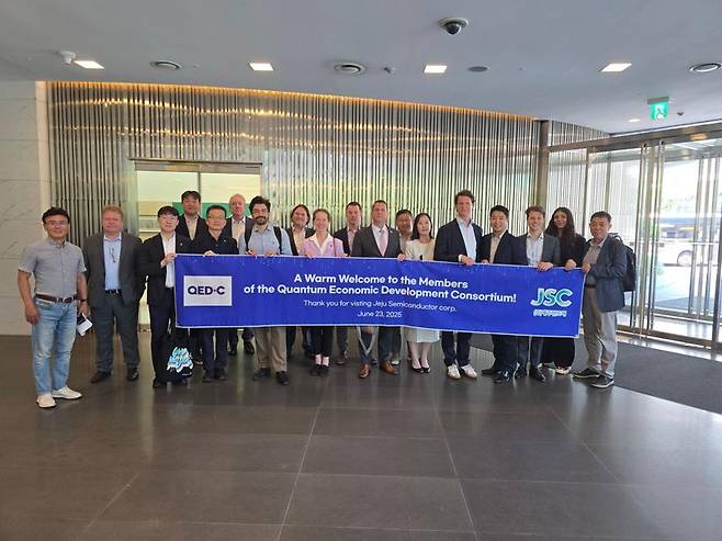 제주반도체 판교사무실을 방문한 QED-C 대표단이 기념 촬영을 하고 있다. 제주반도체 제공