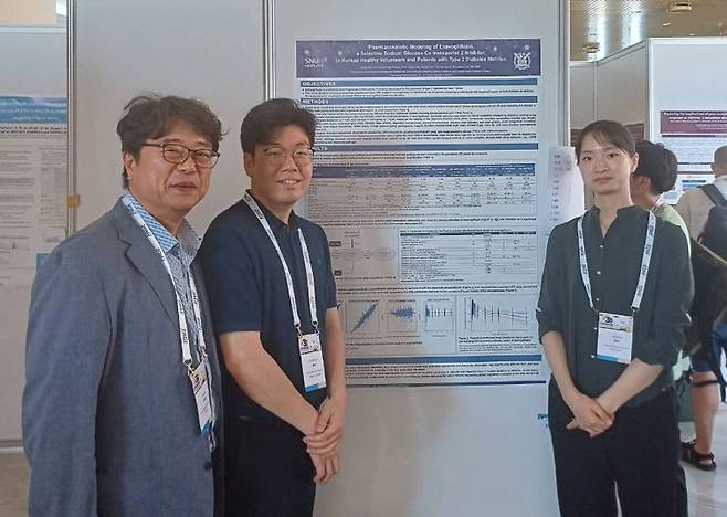 지난 2025 PAGE 학회에서 엔블로 약동학 모델링 연구결과를 발표한 서울대학교병원 임상약리학과 연구팀. 서울대학교 임상약리학과 장인진 교수와 김현철·김윤진 연구원(왼쪽부터)이 발표 현장에서 기념 사진을 촬영하고 있다. 대웅제약 제공