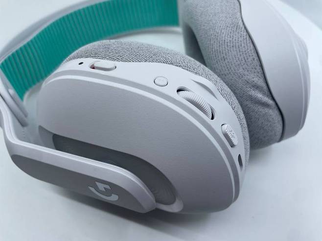 한손으로 편하게 조작할 수 있는 버튼 배치