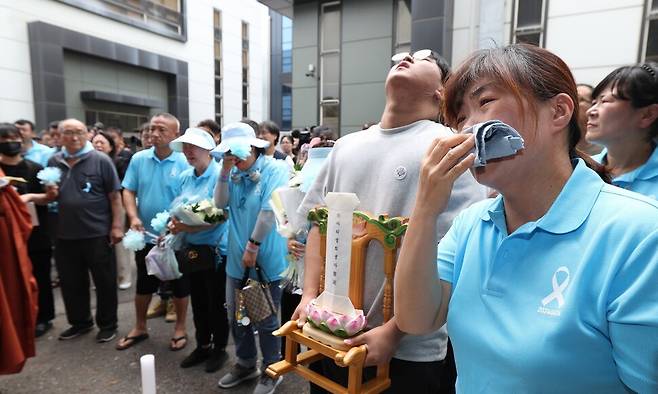 ‘아리셀 참사’ 1주년인 24일 오전 유가족들이 경기 화성시 서신면 참사 현장에서 추모제를 열어 화재 건물 앞에 도착해 눈물 흘리고 있다. 김영원 기자 forever@hani.co.kr