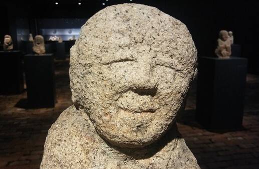 2018년 국립춘천박물관의 ‘창령사 터 오백나한’ 특별전 들머리에 나왔던 보주 든 나한상. 노승이 미소를 짓는 듯한 후덕한 용모가 돋보인다. 노형석 기자