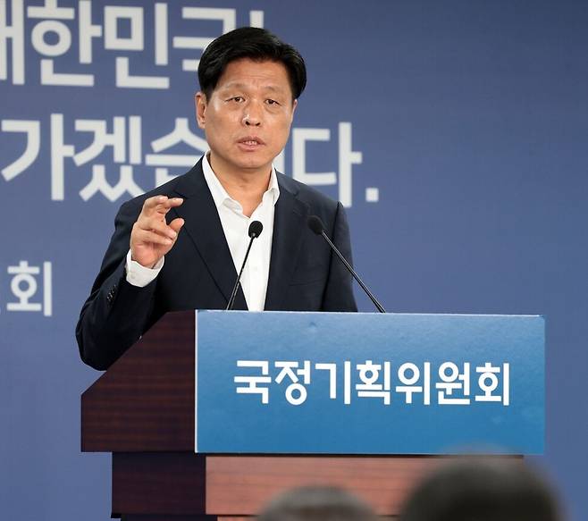 조승래 국정기획위원회 대변인이 24일 서울 종로구 국정기획위원회에서 브리핑을 하고 있다. 연합뉴스