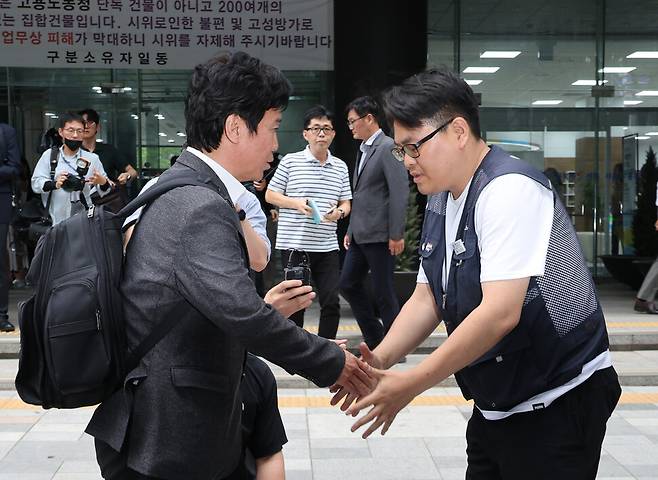 고용노동부 장관 후보자로 지명된 김영훈 전 민주노총 위원장이 24일 오후 청문회 준비 사무실이 마련된 서울 중구 장교빌딩으로 출근하며 건물 들머리에서 노숙 농성 중인 김정봉 금속노조 동부지역지회 부지회장에게 인사를 건네고 있다. 김혜윤 기자 unique@hani.co.kr