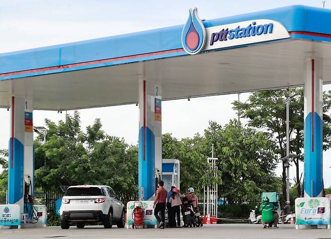 23일 캄보디아 프놈펜의 한 주유소에서 사람들이 주유하고 있는 모습. 캄보디아 총리는 23일부터 태국산 연료 및 가스 수입을 전면 중단하겠다고 발표했다. EPA연합뉴스