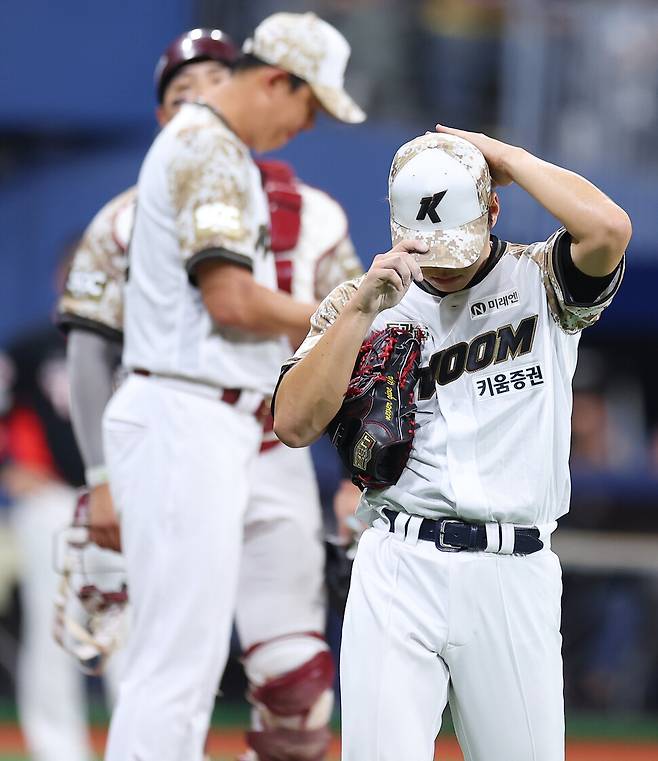 키움 히어로즈 김윤하가 24일 서울 고척스카이돔에서 열린 프로야구 2025 신한 SOL 뱅크 KBO리그 기아(KIA) 타이거즈와 경기에서 5회 무사 만루에서 강판당하면서 아쉬워 하고 있다. 연합뉴스