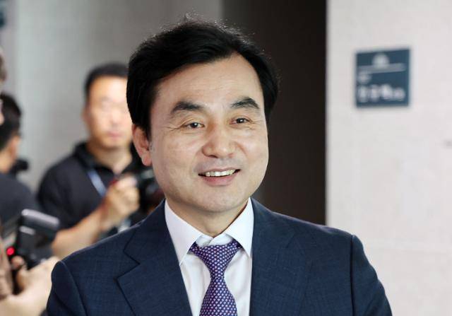 국방부 장관 후보자로 지명된 안규백 더불어민주당 의원이 23일 서울 여의도 국회에서 취재진과 대화를 나누고 있다. 뉴시스