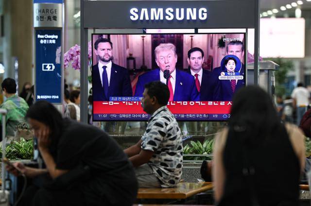 22일 인천공항 제1터미널 입국장 TV에 도널드 트럼프 미국 대통령의 이란 공격 관련 대국민담화 영상이 송출되고 있다. 영종도=뉴스1