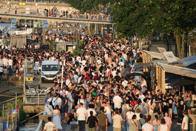 21일 프랑스 파리 센강 유역에서 열린 '프랑스 음악 축제'에 시민들이 몰려 있다. 파리=AFP 연합뉴스