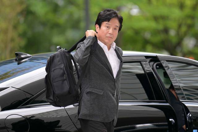 김영훈 고용노동부 장관 후보자가 24일 서울 중구 서울지방고용노동청 인사청문회 준비 사무실로 출근하고 있다. 강예진 기자