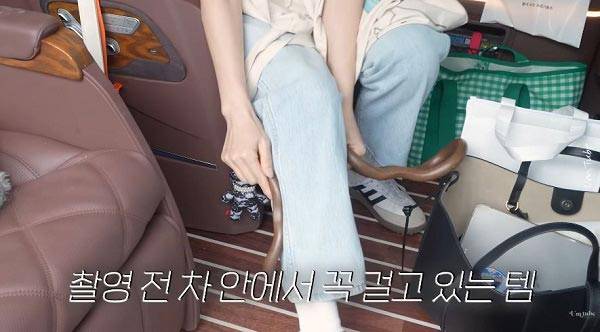배우 엄지원(47)이 다리 부기를 빼기 위해 촬영 전 차에서 종아리에 요가링을 꼭 끼고 있는다고 밝혔다.​/사진=유튜브 채널 ‘엄지원’​