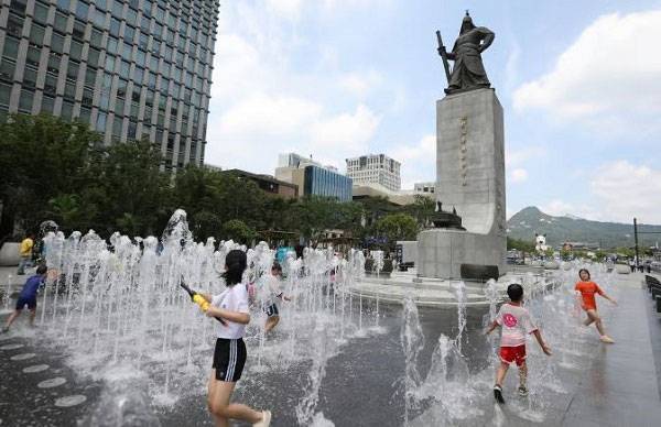 바닥 분수가 설치된 서울 광화문 광장에서 놀고 있는 아이들./사진=뉴시스