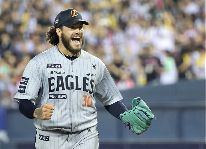 2025 KB0리그 프로야구 LG트윈스와 한화이글스의 경기가 28일 오후 서울 잠실야구장에서 열렸다. 6회말 2사 2루 폰세가 오스틴을 외야 뜬공으로 처리한 후 기뻐하고 있다. 잠실=김민규 기자 mgkim1@edaily.co.kr /2025.05.28/