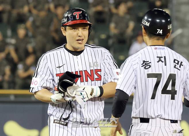 12일 오후 잠실야구장에서 열린 2025 프로야구 SSG와 LG 경기. LG 박동원이 5회 2타점 2루타를 날리고 기뻐하고있다. 잠실=정시종 기자 capa@edaily.co.kr /2025.06.12.