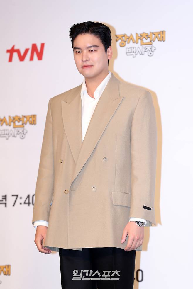 배우 이장우가 29일 오전 서울 마포구 서울가든호텔에서 진행된 tvN 예능 '장사천재 백사장' 제작발표회에 참석해 포토타임을 갖고 있다. 서병수 기자 qudtn@edaily.co.kr /2023.03.29.