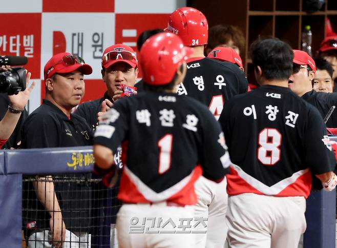 2025 KB0리그 프로야구 키움 히어로즈와 KIA 타이거즈의 경기가 24일 오후 서울 고척스카이돔에서 열렸다. 1회초 1사 1,2루 최형우가 스리런홈런을 치고 홈인하자 이범호 감독이 맞이하고 있다. 고척=김민규 기자 /2025.06.24/