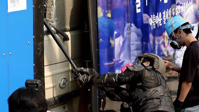 파면 선고에 차량 부수는 윤 대통령 지지자