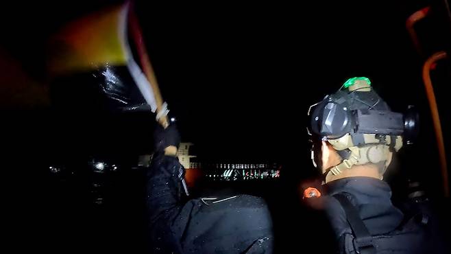 정선명령을 실시 중인 해경