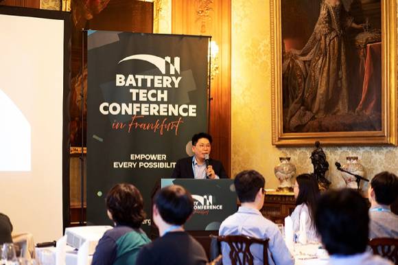 김동명 LG에너지솔루션 사장이 지난 21일(현지시간) 글로벌 인재 채용 행사 'BTC in 프랑크푸르트'에서 발표하고 있다. [사진=LG에너지솔루션]