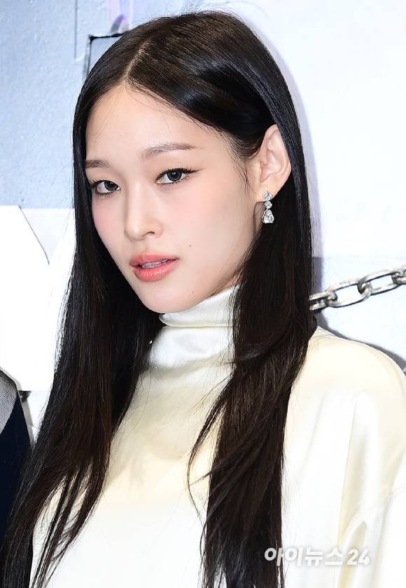 신인 혼성 그룹 올데이 프로젝트 애니(본명 문서윤)가 23일 오후 서울 강남구 역삼동 일상비일상의틈byU+에서 열린 ALLDAY PROJECT(올데이 프로젝트) 데뷔 기념 팝업 스토어 오픈 포토콜 행사에 참석하고 있다. [사진=정소희 기자]