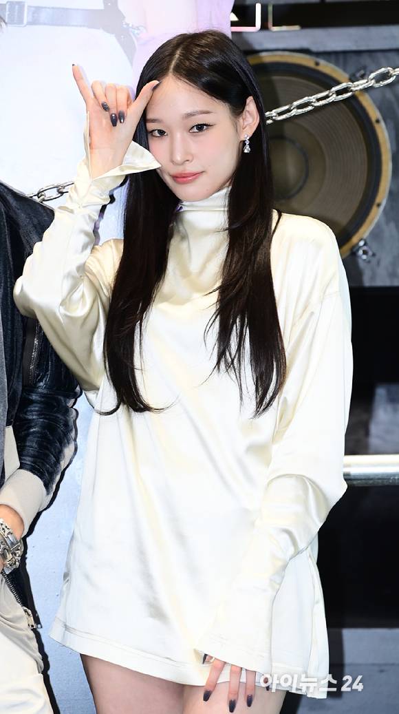 신인 혼성 그룹 올데이 프로젝트 애니(본명 문서윤)가 23일 오후 서울 강남구 역삼동 일상비일상의틈byU+에서 열린 ALLDAY PROJECT(올데이 프로젝트) 데뷔 기념 팝업 스토어 오픈 포토콜 행사에 참석하고 있다. [사진=정소희 기자]