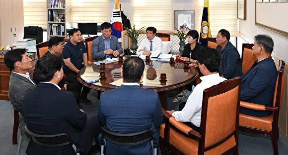 남원시의회 김영태 의장이 주민 대표, 영산강유역 환경청 관계자 등과 간담회를 갖고 있다 [사진=남원시의회 ]