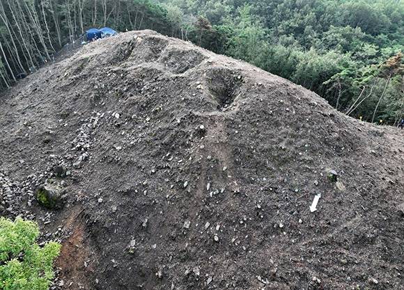 도굴로 무덤에 움푹 꺼져있는 구멍 [사진=연합뉴스]