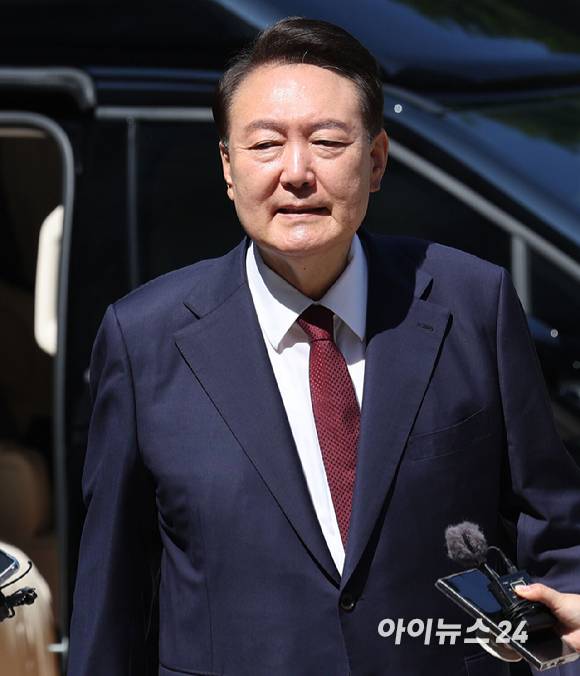 윤석열 전 대통령이 23일 서울 서초구 서울중앙지방법원에서 열린 내란 우두머리 혐의·직권남용 권리행사 방해 혐의 사건 8차 공판에 출석하고 있다. [사진=사진공동취재단]