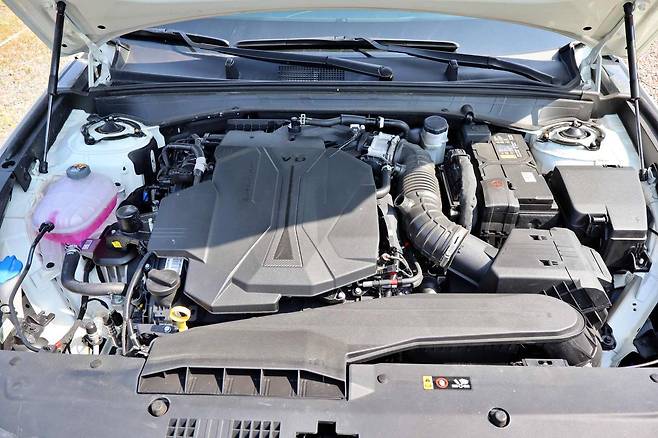 신형 K8 3.5 리터 LPi 엔진룸 / 출처=IT동아