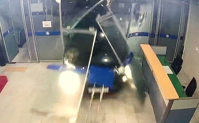 23일 오후 8시 23분쯤 40대 남성이 스포츠유틸리티차(SUV)를 몰고 경찰서 유리창을 뚫고 경찰서 내부로 돌진하고 있다. 사진 전남 순천경찰서