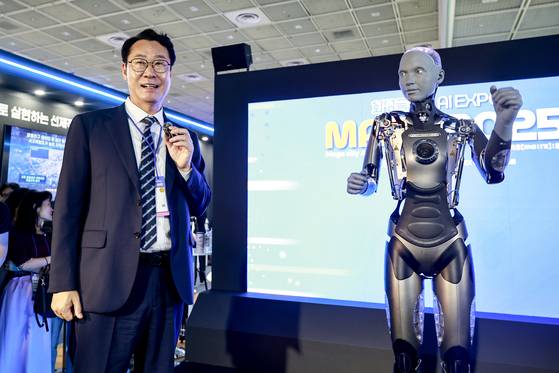 정명근 화성특례시장이 지난 18~20일 서울 코엑스에서 열린 MARS 2025에서 인간과 가장 많이 닮은 휴머노이드 로봇 아메카와 대화하고 있다. [사진 화성특례시]