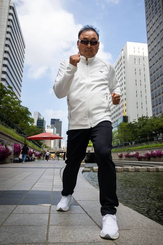 이봉주가 서울 청계천에서 달리기 자세를 취하고 있다. 근육긴장이상증을 극복하고 다시 달리기를 시작했다. 장진영 기자