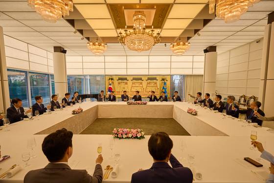 이재명 대통령이 23일 한남동 관저에서 더불어민주당 원내지도부와 만찬을 하고 있다. 대통령실 제공