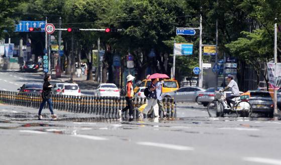 장맛비가 주춤한 사이 30도를 넘는 무더위가 기승을 부린 23일 오후 뜨거워진 대구 수성구 달구벌대로 위로 아지랑이가 피어오르고 있다. 뉴스1