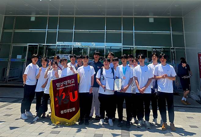 와이즈유 영산대학교 태권도학과 1학년 최상원(사진 오른쪽 여섯번째) 학생이 대통령기 전국단체대항태권도대회에서 3위를 차지하고 기념촬영을 하고 있다.