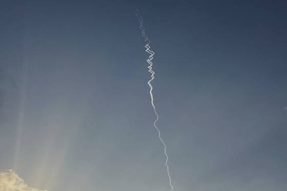 24일(현지시간) 이란이 발사한 미사일이 이스라엘의 공중방어시스템에 의해 상공에서 요격된 뒤 연기 자국을 내고 있다. AP=연합뉴스