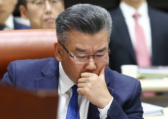 지난해 10월 24일 유병호 감사위원이 서울 종로구 감사원에서 열린 법제사법위원회의 감사원 대상 국정감사에 출석해 생각에 잠겨 있다. 뉴스1