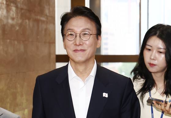 김민석 국무총리 후보자가 24일 오전 서울 여의도 국회에서 열린 인사청문회에 출석하기 위해 이동하고 있다. 뉴스1