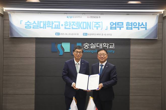 〈숭실대는 6월 20일 한전 KDN과 업무협약을 체결했다. (왼쪽부터)숭실대 이윤재 총장, 한전KDN 박상형 사장(사진=숭실대)〉