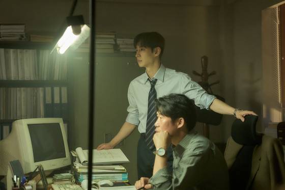 영화 '소주전쟁'은 우리는 어떻게 살 것인가에 대한 질문도 함께 던진다. [사진 쇼박스]