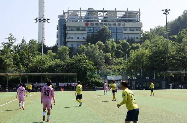 지난 22일 서울 상암동 난치천인조잔디축구장에서 마포구체육회장기 축구대회가 열리고 있다. 축구장 뒷편으로 자원회수시설(소각장)이 보인다. 마포구청은 지난 3년간 이 일대에서 해맞이, 레츠락 페스티벌, 마라톤, 캠핑, 어린이 축구교실 등 40여 차례 대규모 행사를 열었다.  /강은구 기자