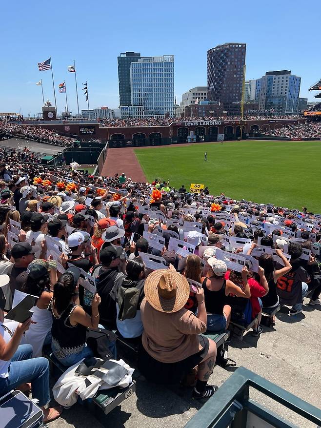 22일(현지시간) 미국 샌프란시스코 오라클파크에서 열린 미국프로야구(MLB) 샌프란시스코 자이언츠와 보스턴 레드삭스 경기에서 관객들이 이정후 선수의 등번호 '51'을 활용한 카드섹션을 통해 응원을 하고 있다./ 한화생명 제공