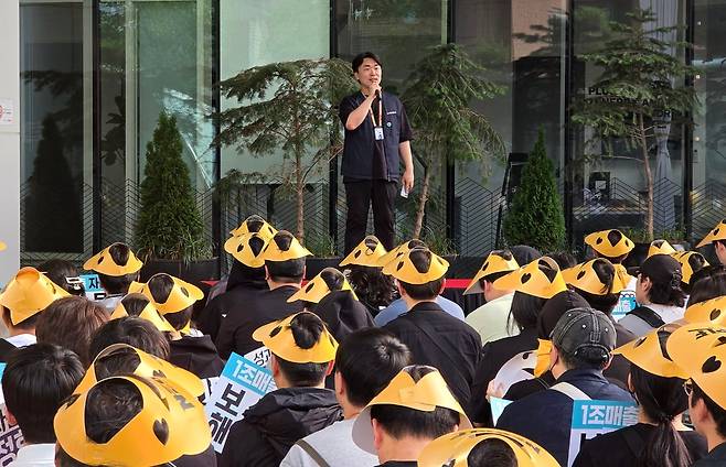 사측의 성과급 제도 변경에 항의하며 쟁의에 들어간 넥슨 자회사 네오플 노동조합의 조정우 분회장이 지난 18일 서울 강남구 서울지사 사옥 앞에서 집회를 열고 발언하고 있다. 사진=연합뉴스