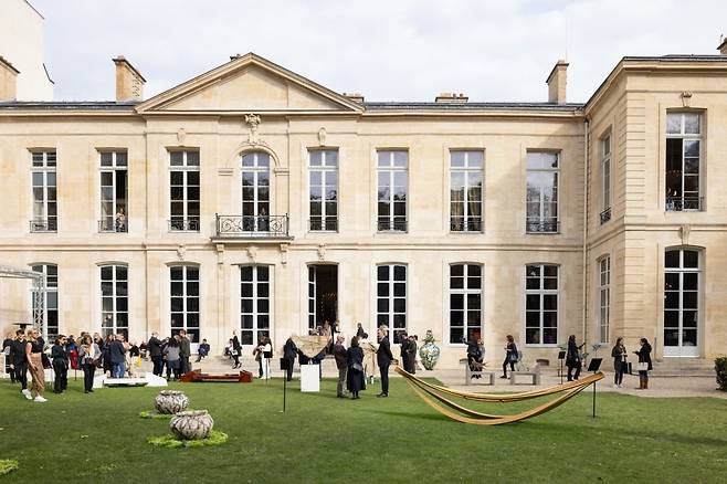 매년 10월 프랑스 파리의 특별한 건축 공간에서 열리는 디자인 마이애미 파리 페어의 작년 진행 모습. Photo courtesy of Ivan Eorfeev for Design Miami.Paris