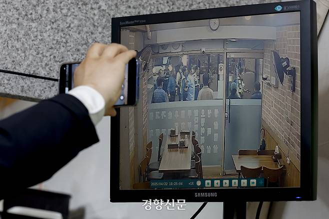 지난 4월23일 서울 강북구 미아동의 한 마트에서 벌어진 흉기 살인 사건 당시 범인 김성진이 경찰에 체포되는 모습이 인근 가게에 설치된 폐쇄회로(CC) TV에 기록돼 있다. 문재원 기자