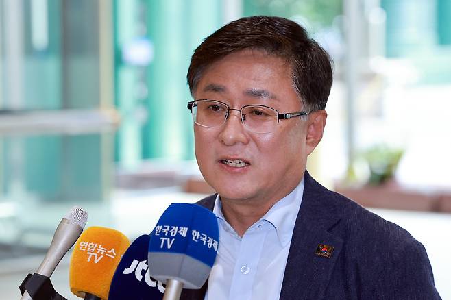 김성환 환경부 장관 후보자가 24일 서울 영등포구 여의도 이룸센터에 마련된 인사청문회 준비 사무실로 출근하며 지명 소감을 말하고 있다. 연합뉴스