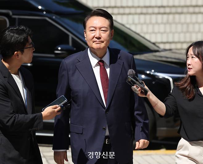 윤석열 전 대통령이 지난 23일 오전 서울 서초구 서울중앙지법에서 내란 우두머리 혐의 사건 8차 공판에 출석하고 있다. 사진공동취재단