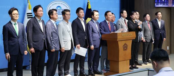 국민의힘 충청권 의원과 당협위원장들이 23일 국회 소통관에서 해양수산부 부산 이전을 반대하는 성명을 발표하고 있다. 연합뉴스