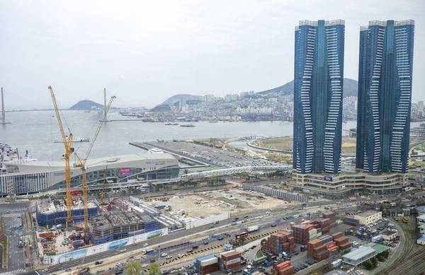 부산 동구 한 빌딩에서 본 생숙. 국제신문DB