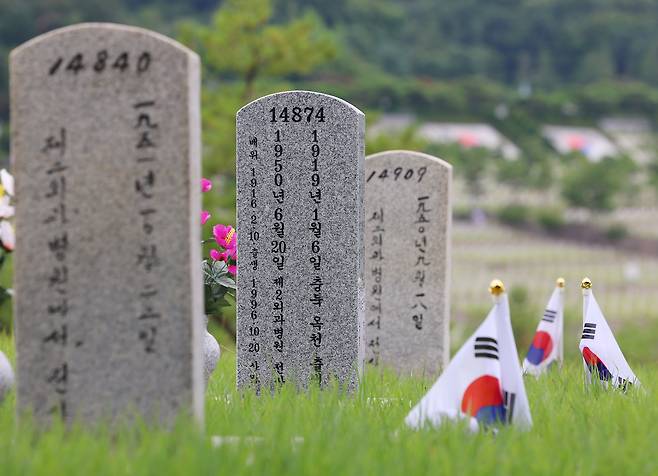 South Korean national flags are placed next to graves of fallen heroes at the Seoul National Cemetery in Dongjak-gu, Seoul on Tuesday. (Yonhap)