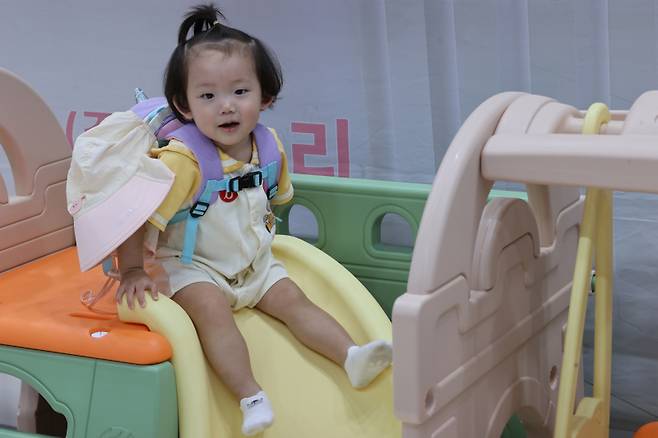 서울시가 지난 2023년 맞벌이 부부의 수요에 맞춰 만 12세 이하 아동을 대상으로 하는 '서울형 틈새 아이돌봄 3종 서비스'를 시행했다. 사진은 지난달 29일 서울 강남구 세텍에서 열린 서울국제유아교육전&키즈페어를 찾은 어린이의 모습. 사진은 기사와 관련 없음. 연합뉴스
